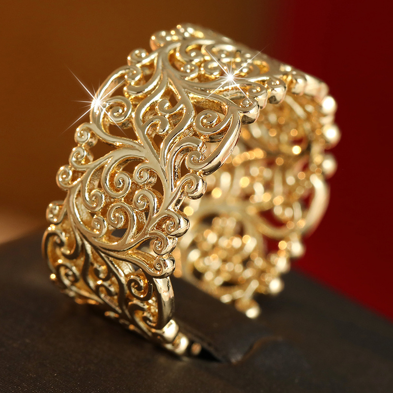Women's Exquisite Hollow Curled Grass Pattern Carved Ring
